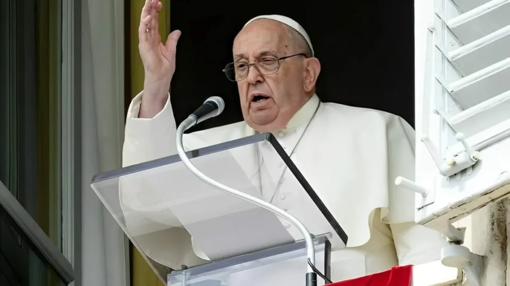 Imagem Papa Francisco durante Angelus da janela do Vaticano do artigo Papa: “Jesus nos diz que a fonte de tudo é o amor”