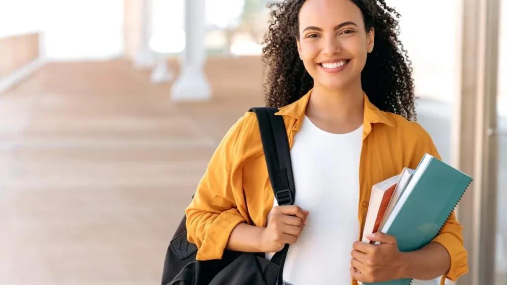 Imagem Estudante do artigo Oração do estudante: sabia que a oração pode te auxiliar nos estudos?