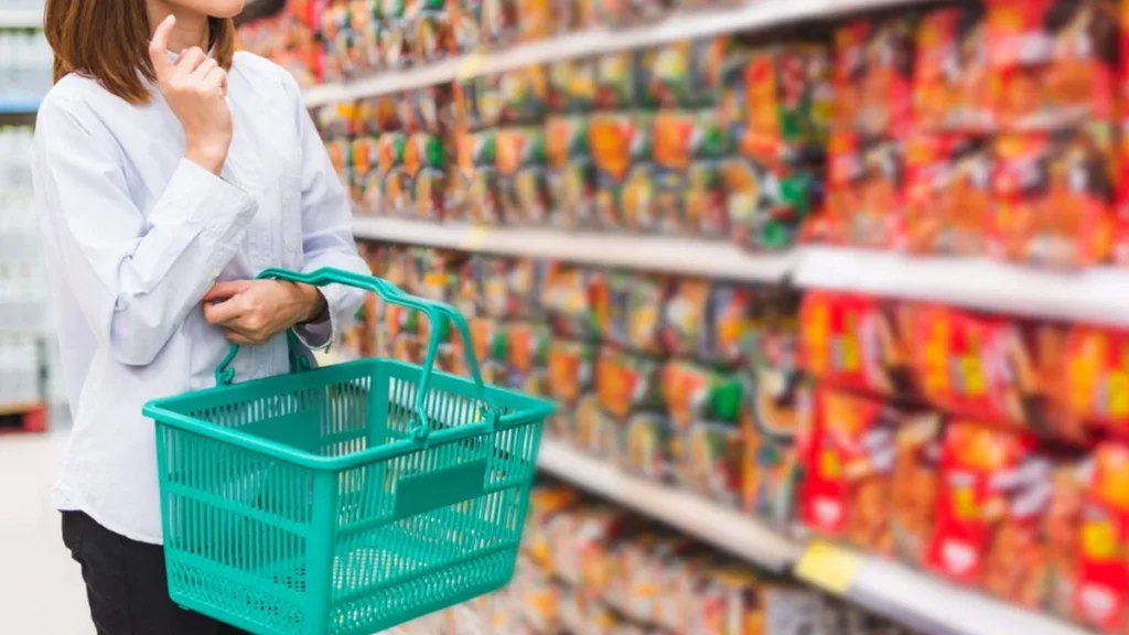 Imagem Mulher no supermercado do artigo Entrevista: 83% das famílias buscam por marcas mais baratas em compras