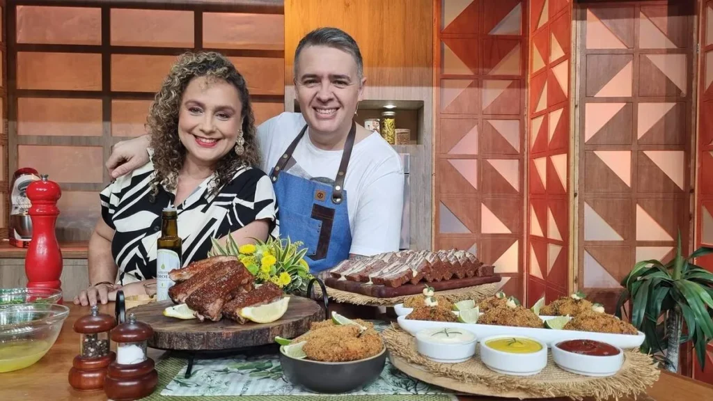 Imagem Bianca Laua e chef Leonardo Roncon do artigo Chef Leo Roncon mostra como se faz um delicioso bolinho de arroz