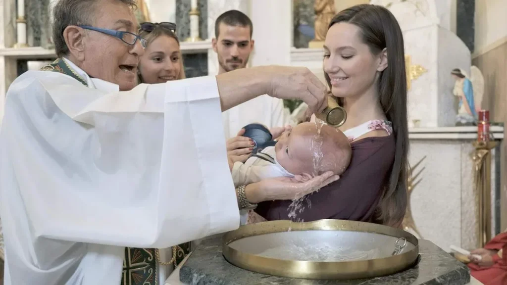 Imagem Batismo na Igreja do artigo Por que algumas pias de batismo têm oito lados?
