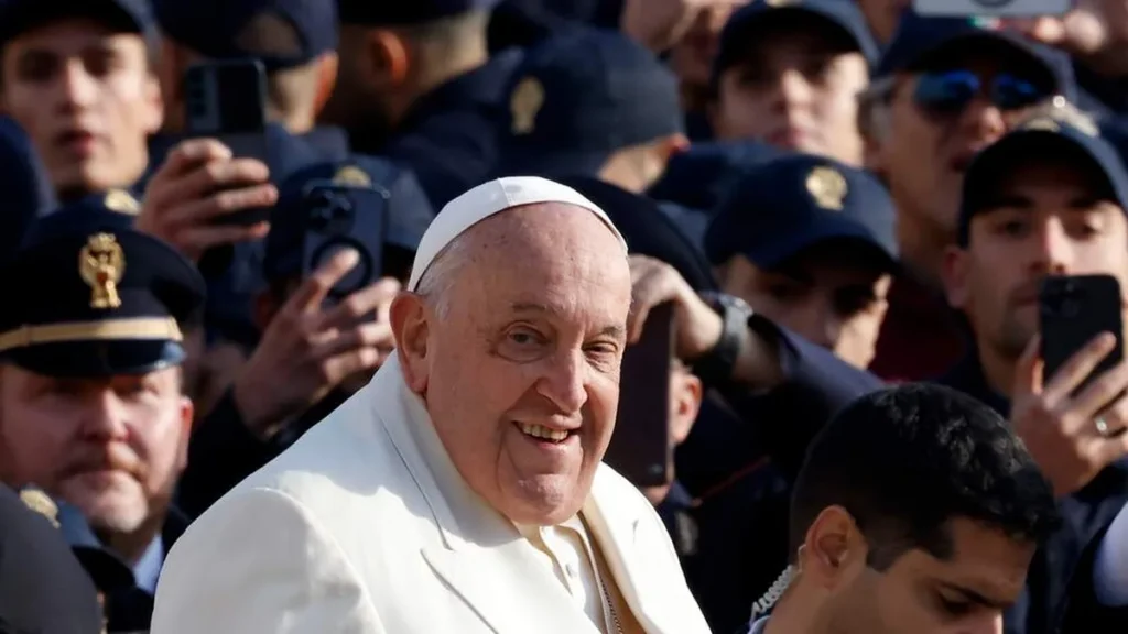 Imagem papa francisco sorrindo no sol do artigo Pela primeira vez, Papa visitará a ilha onde nasceu Napoleão