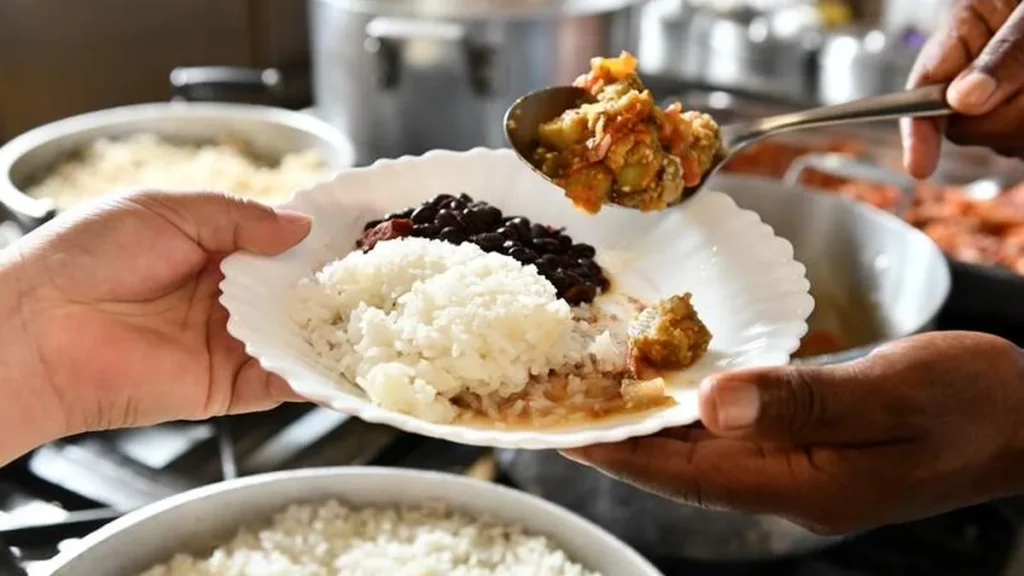 Imagem Mao servindo comida do artigo Ser luz e esperança