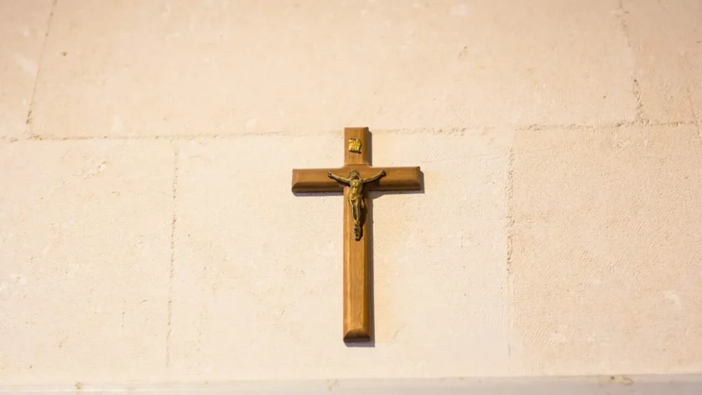 Imagem Crucifixo na parede 2 do artigo A relação entre o Estado laico e os símbolos religiosos
