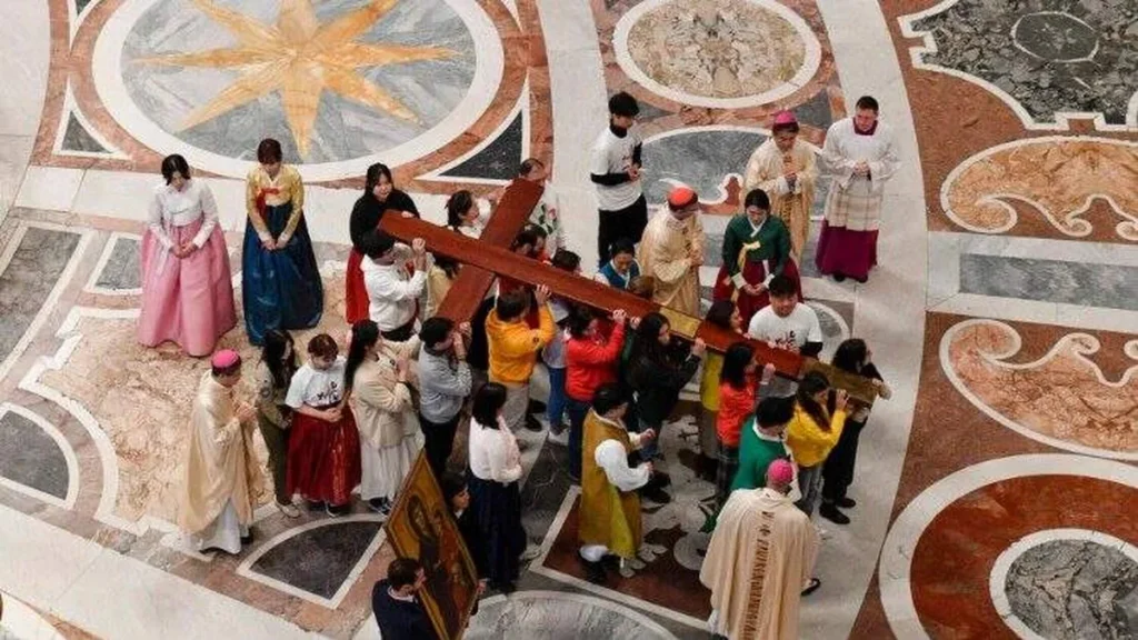 Imagem entrega icones JMJ coreia 2024 do artigo Jovens coreanos recebem os ícones da JMJ no Vaticano