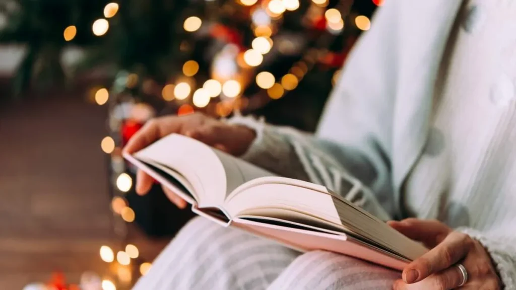 Imagem lendo livro no natal do artigo 4 livros para preparar o coração para o Natal