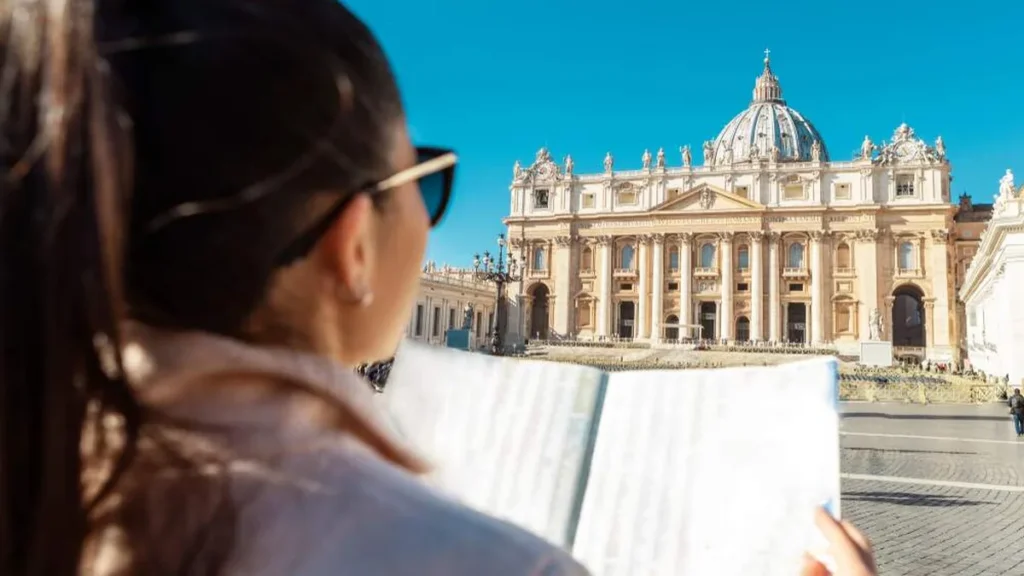 Imagem mulher asiatica lendo em frente a Praca Sao Pedro no Vaticano do artigo Vaticano inclui o chinês nas traduções das Audiências Gerais com o Papa