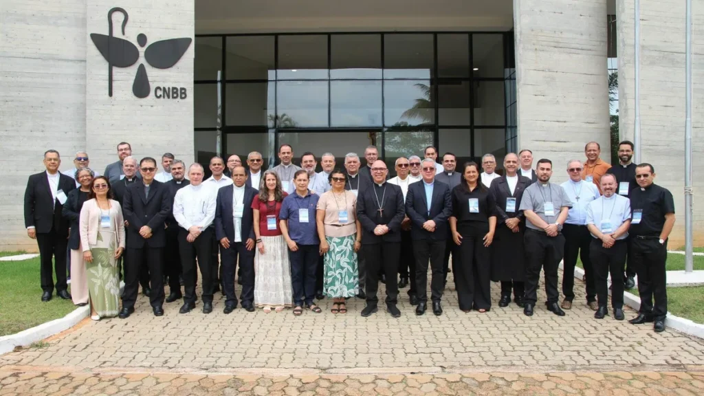 Imagem Bispos secretarios e secretarios executivos dos 19 regionais da CNBB do artigo Bispos e secretários executivos da CNBB se reúnem em Brasília (DF)