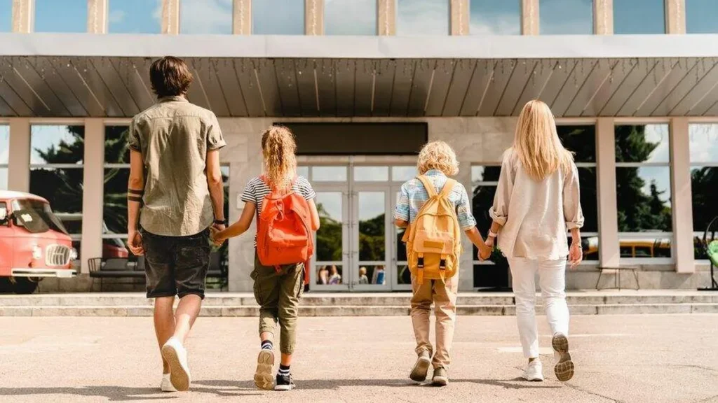 Imagem Familia de maos dadas do artigo Comissão avança no cuidado e proteção de crianças, adolescentes e vulneráveis