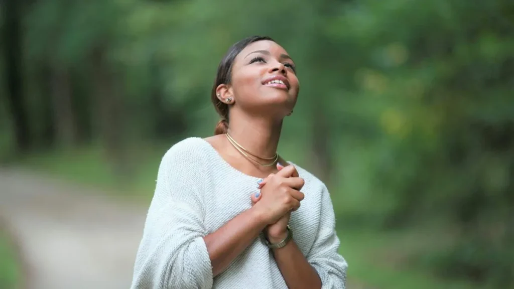 Imagem Mulher olhando com esperanca do artigo Jesus é a esperança que traz alegria ao nosso coração!