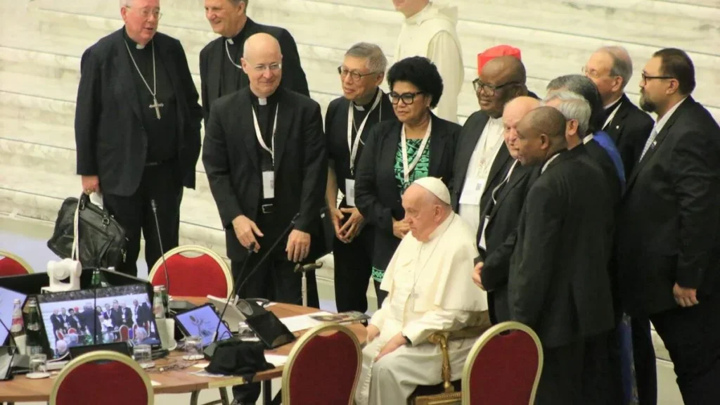 Imagem Papa e participantes do Sinodo do artigo Vaticano divulga versão em português do Documento Final do Sínodo