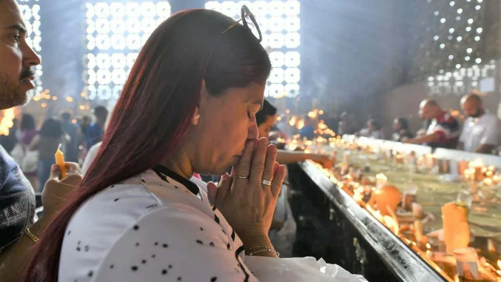 Imagem Rezando na Capela das Velas do artigo Por que é tão importante rezar pelas almas dos falecidos?