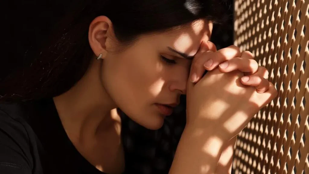 Imagem mulher no confessionario do artigo Dogmas da Igreja: a Confissão Sacramental dos pecados é necessária para a salvação