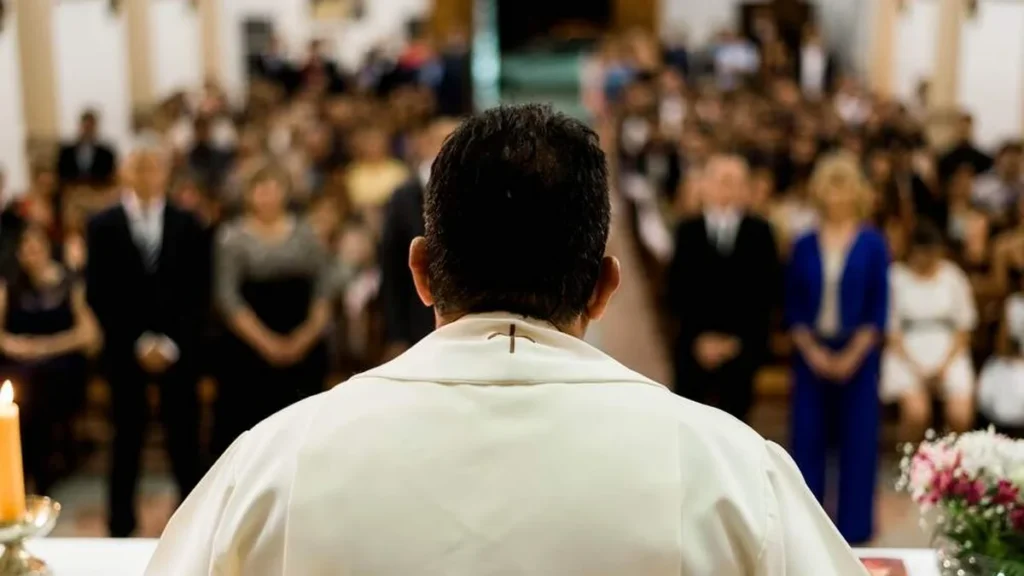Imagem padre de costas na santa missa do artigo Santa Sé orienta que não deve haver dispensa para dias de preceito