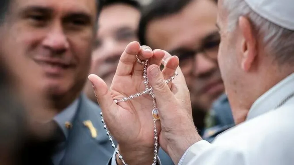 Imagem papa abencoa rosario terco do artigo Você reza o rosário? Papa sugere aos jovens que rezem pela paz