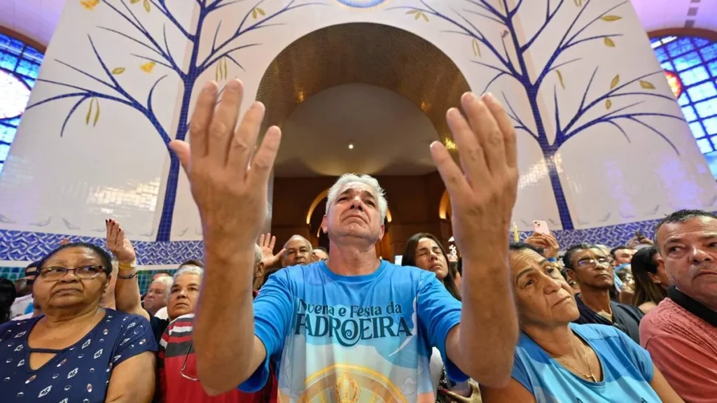 Imagem Pessoas orando na Novena do artigo O que é a Piedade Popular e qual seu papel na fé?