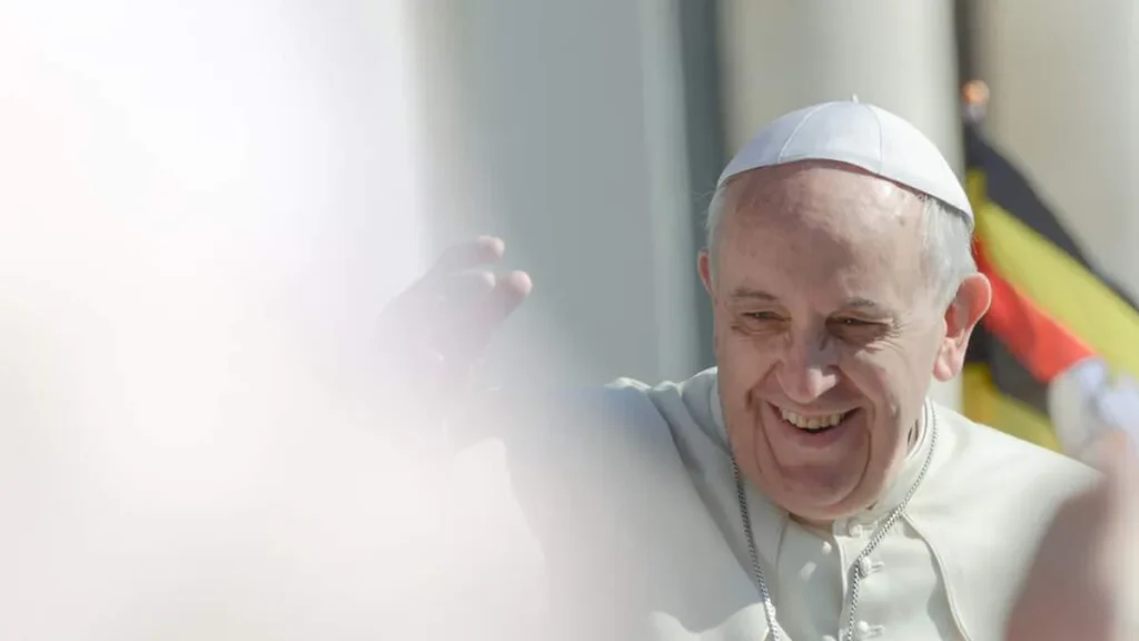Imagem papa francisco sorrindo no sol do artigo Para 2025, Papa pede três ações concretas para a paz