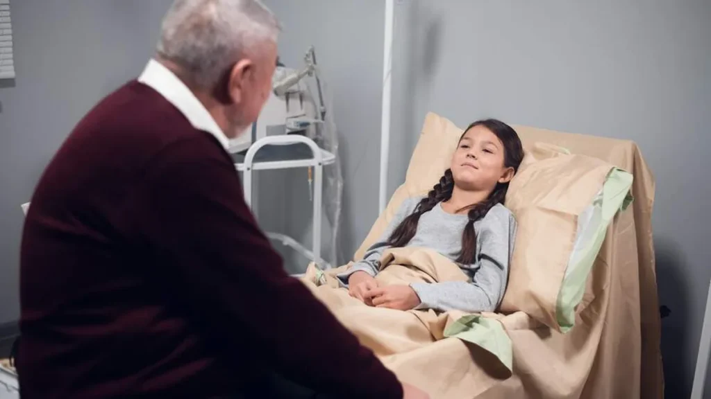Imagem padre visitando menina doente do artigo Dogmas da Igreja: a Unção dos Enfermos é verdadeiro e próprio Sacramento