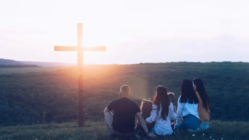 Imagem familia reunida em frente a uma Cruz do artigo Oração pela paz na família