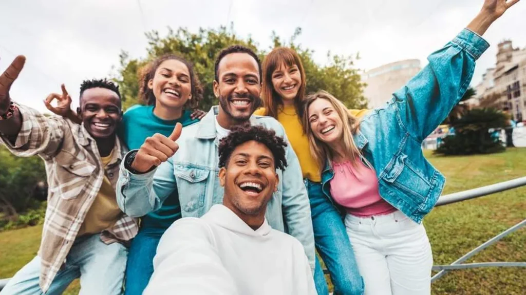 Imagem Jovens abracados comemorando do artigo Documento 85: referência para a formação dos jovens ganha atualização