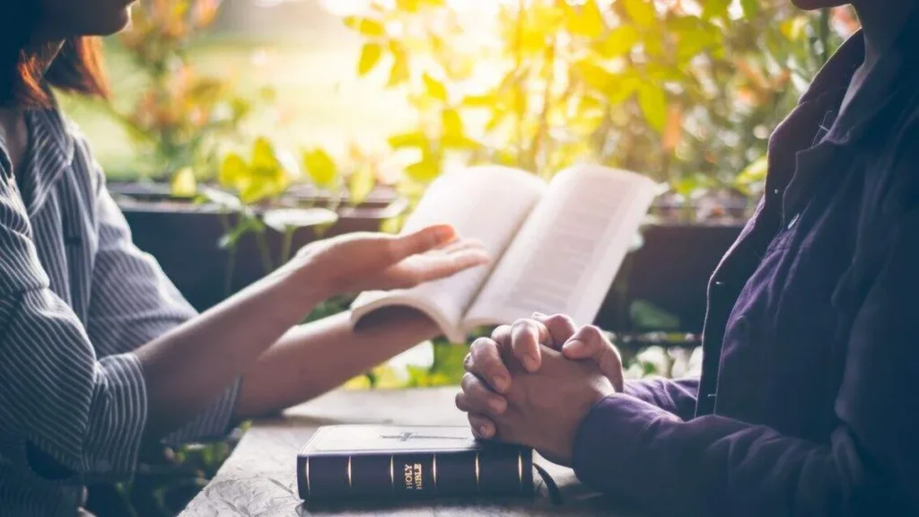 Imagem Duas mulheres lendo a biblia do artigo Por que devo participar da Campanha para a Evangelização?