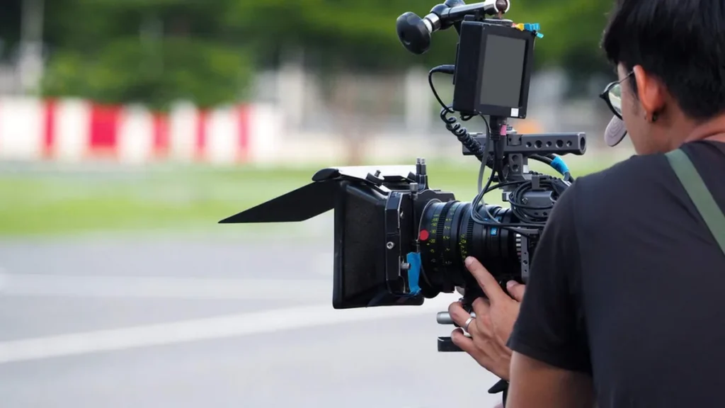 Imagem rapaz filmando do artigo Programa Igreja em Saída completa mil edições no ar