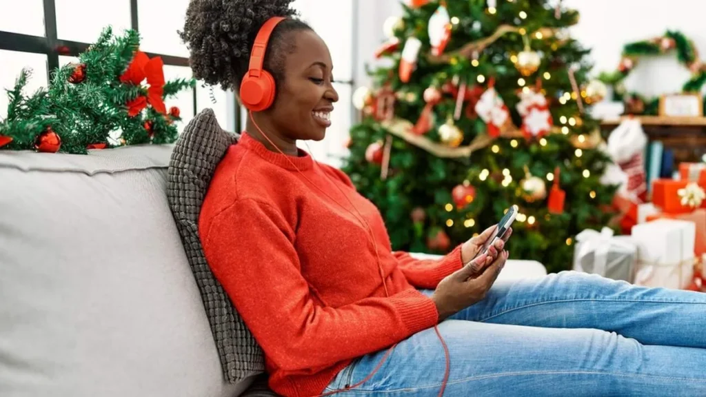 Imagem Mulher escutando musica de Natal do artigo Músicas Pop para renovar sua playlist natalina