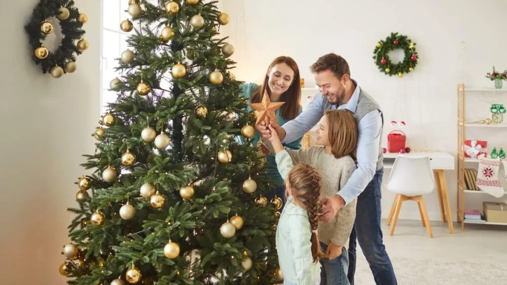 Imagem Familia unida na arvore de Natal do artigo Natal Singelo: Celebrando o Essencial
