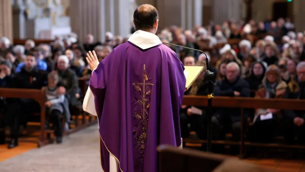 Imagem Padre no Advento celebrando do artigo O Advento e seu significado na Igreja Católica