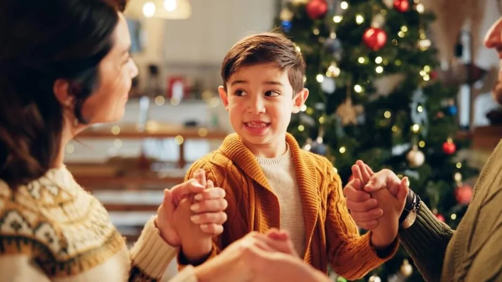 Imagem Familia em oracao de maos dadas em casa para o Natal do artigo Solidariedade Humana: o desafio de ser fraterno além das festas