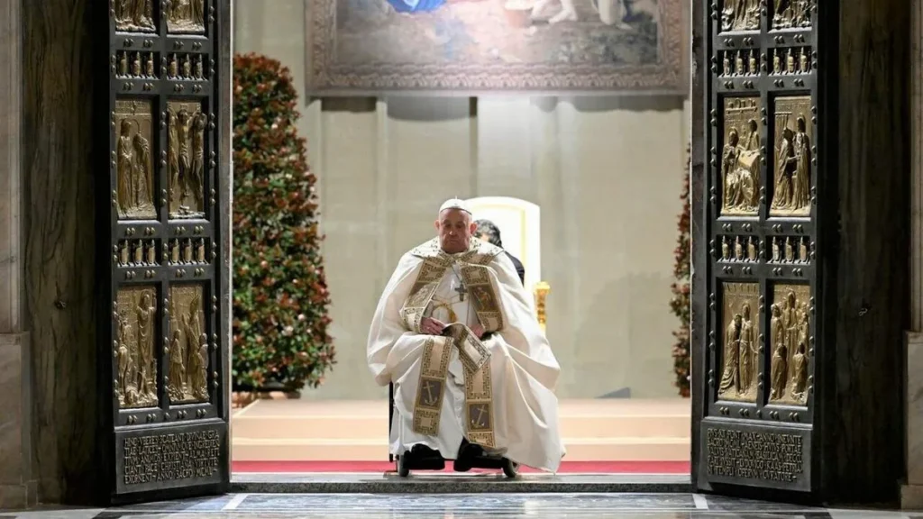 Imagem Papa na Porta Santa em Roma do artigo Um sinal da celebração jubilar: a abertura da Porta Santa