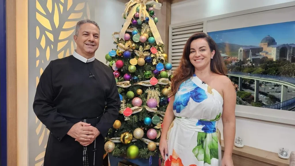 Imagem Padre camilo e dani espindola by gabriela souza do artigo "Bênção da Manhã" inicia 2025 com oração e inspiração
