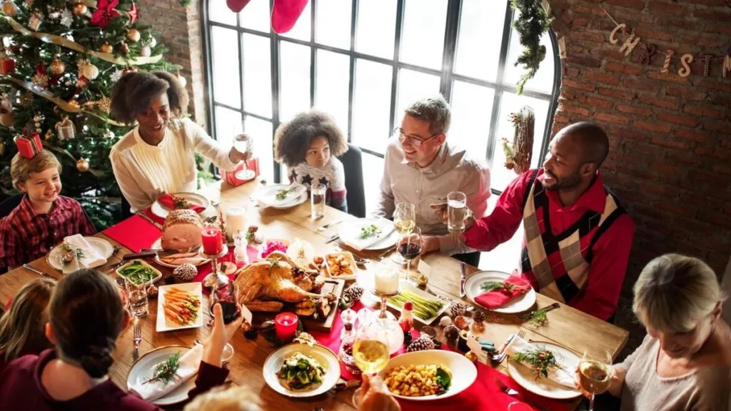 Imagem familias comemorando um jantar de natal do artigo Como aproveitar as festas de fim de ano sem exageros?