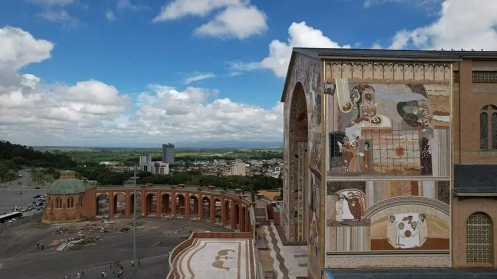 Imagem Face dos martires na Fachada Sul do artigo As fachadas do Santuário nos revelam a Palavra de Deus em formas e cores