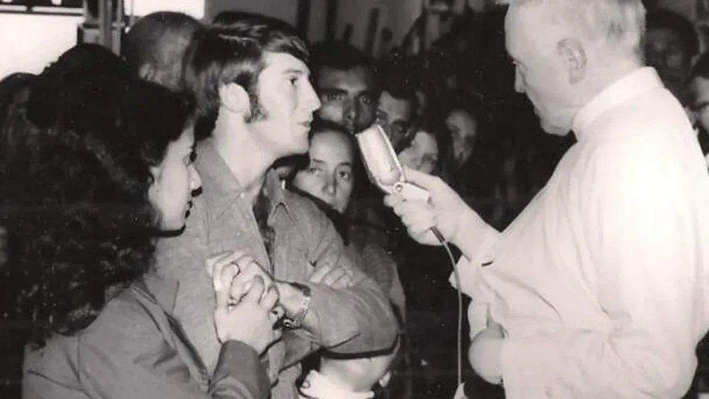 Imagem Padre Vitor Coelho entrevistando os romeiros em Aparecida SP do artigo Graças alcançadas Padre Vítor Coelho: cura de enfermidade nas pernas