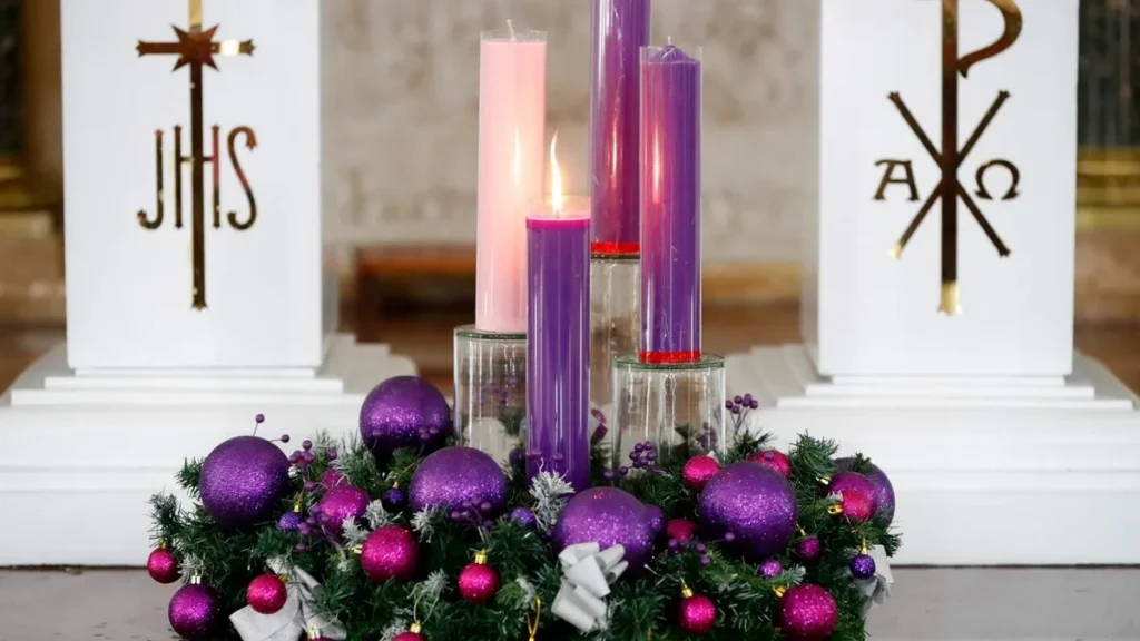 Imagem coroa do advento em frente ao altar de uma igreja do artigo O Advento é diferente da Quaresma? Entenda!