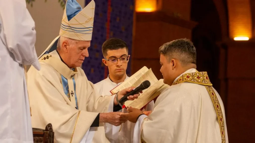 Imagem diacono ajoelhado perto de Dom Orlando Brandes em sua ordenacao presbiteral em 2024 do artigo Dogmas da Igreja: a Ordem é verdadeiro e próprio Sacramento