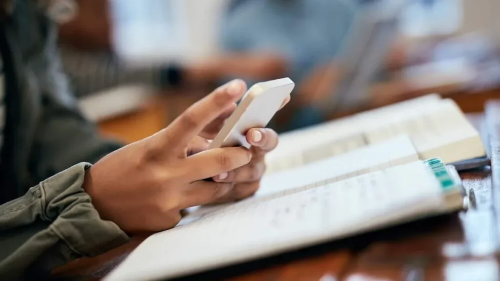 Imagem pessoa mexendo no celular do artigo Confira os 7 conteúdos mais acessados no A12.com