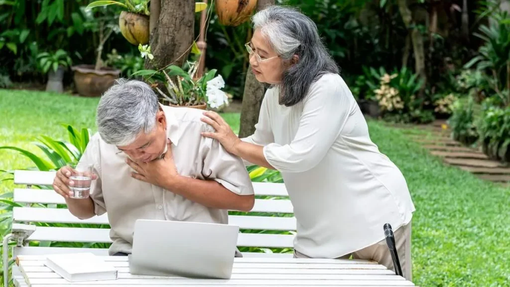 Imagem idoso engasgando sendo ajudado do artigo Por que quando as pessoas engasgam chamam por São Brás?