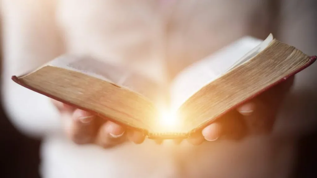 Imagem biblia aberta com luz do artigo 5 dicas bíblicas para iniciar um novo ano