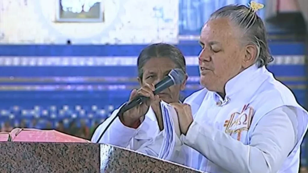 Virgínia Germann lendo no Altar Central, no Santuário Nacional