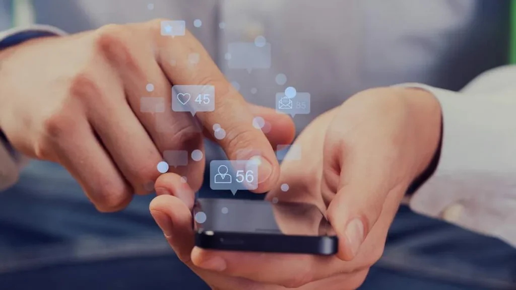 Imagem maos mexendo no celular do artigo 15 anos do A12: devoção, formação e informação!