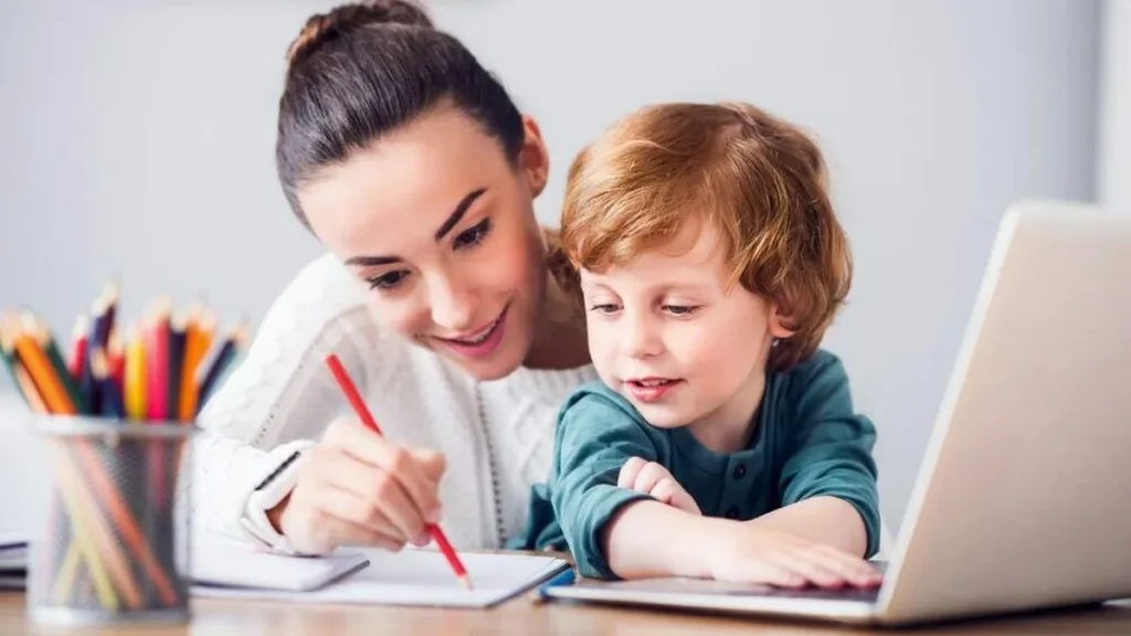 Imagem mae com crianca desenhando do artigo Como os pais podem catequizar nas férias?