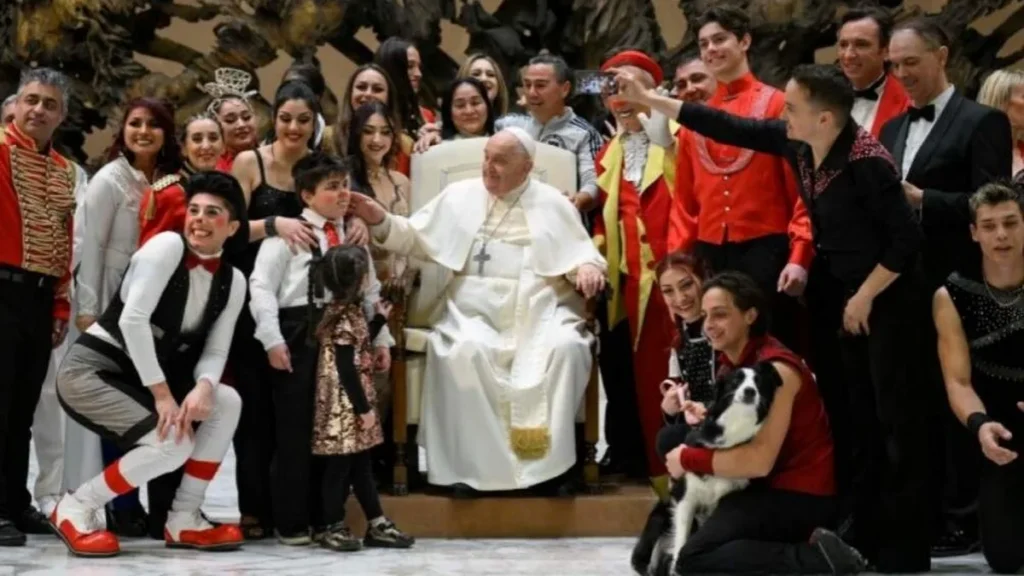 Imagem papa com circo no vaticano e um cachorro do artigo Papa Francisco nos incentiva ao riso e ao bom humor!