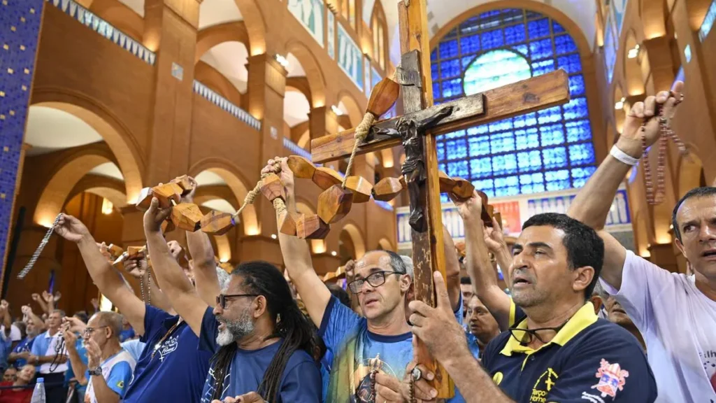 Imagem Destaque Cruz na Romaria do Terco dos Homens do artigo Quais as atitudes que o Homem do Terço deve ter?