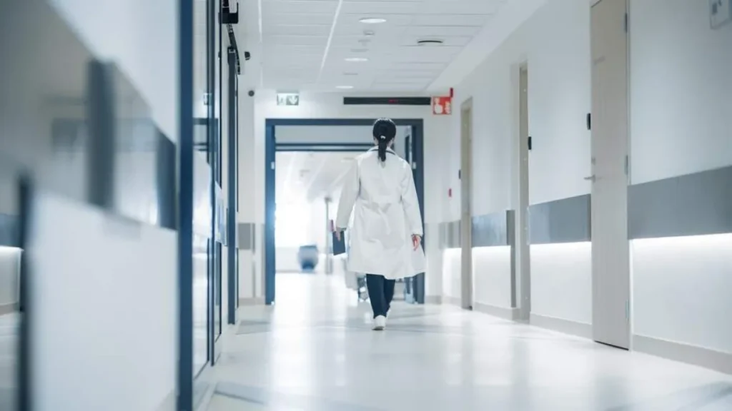 Imagem Medica andando pelo corredor do artigo Funcionários da saúde em Aparecida ameaçam paralisação