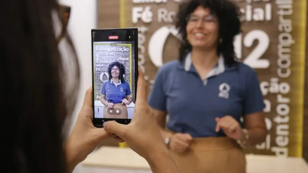 Imagem Jornalista sendo gravada por social media portando celular do artigo A12 completa 15 Anos: veja onde chegamos!