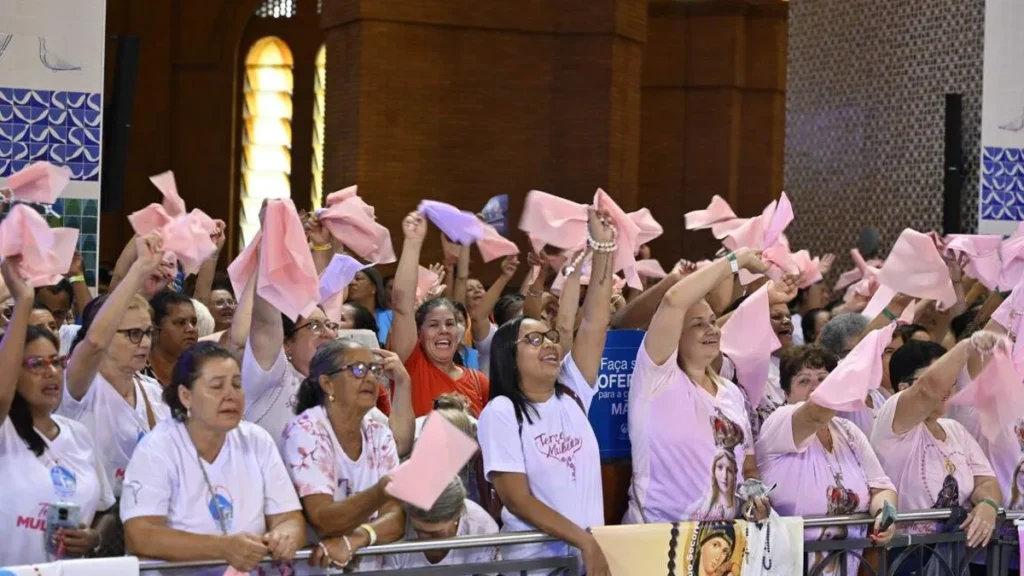 Imagem mulheres do terco na romaria de 2024 do artigo Unidas em oração: inscreva-se na Romaria do Terço das Mulheres!