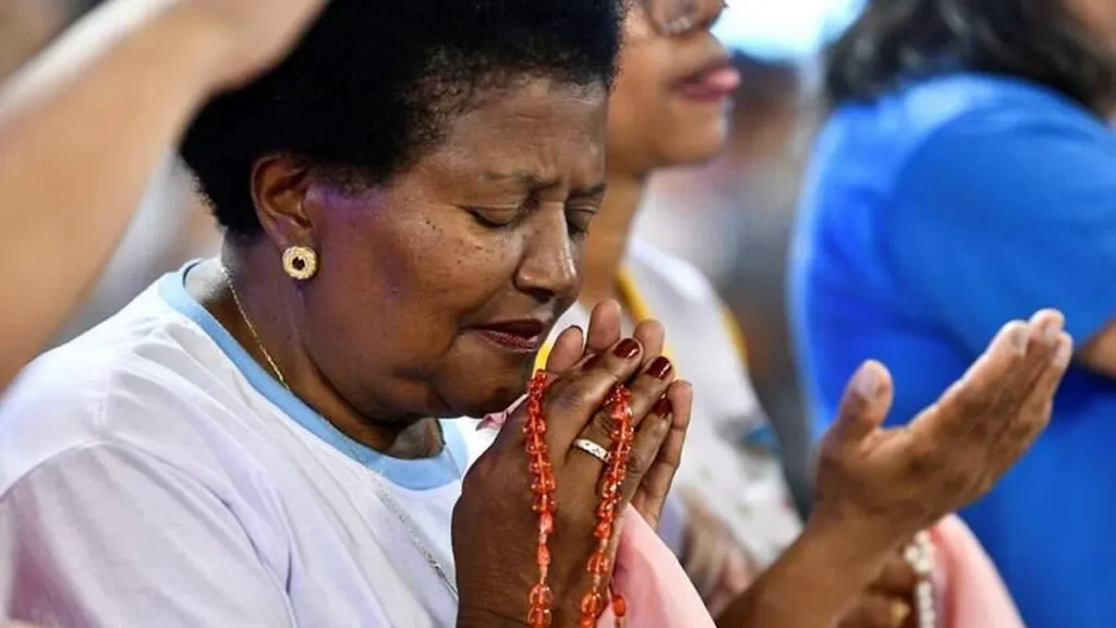 Imagem Mulher rezando o Terco do artigo Rosário: a oração Mariana por excelência
