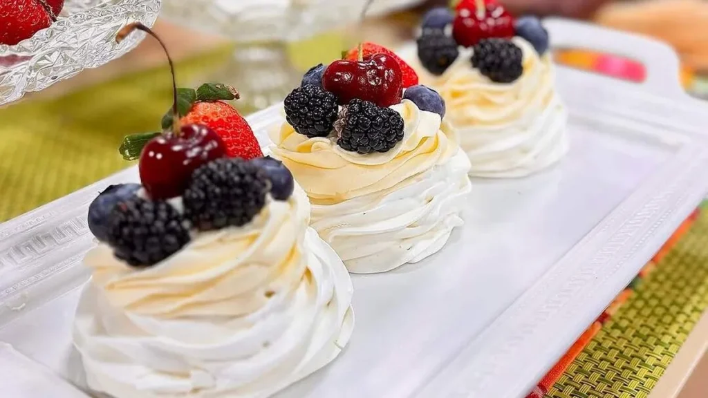 Imagem pavlova santareceita do artigo Pavlova de Frutas Vermelha – Santa Receita
